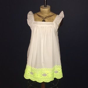 Casual spring top w/ yellow embroidery